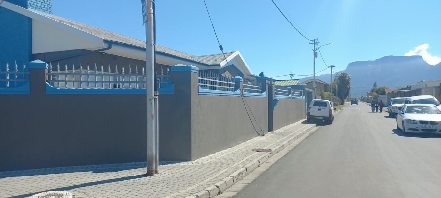 5 Bedroom Property for Sale in Belgravia Western Cape